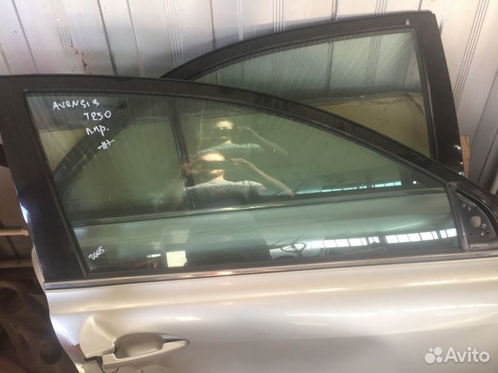 Стекло передней правой двери Avensis T250 авенис