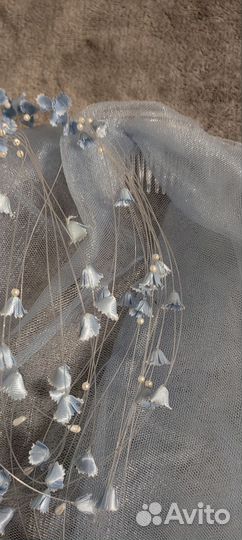 Фата голубая и цветы для прически