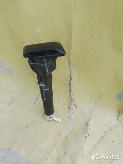 Форсунка омывателя фар Toyota Camry 50 2011+ правая оригинал