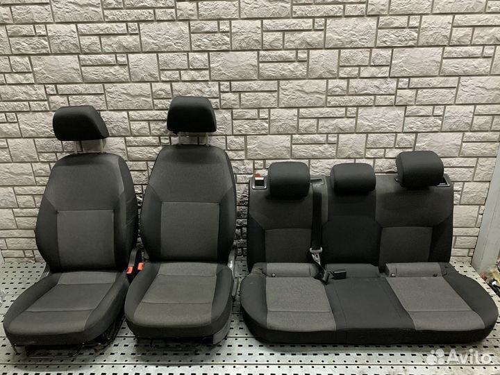 Skoda Rapid Передний и задний ряд сидений