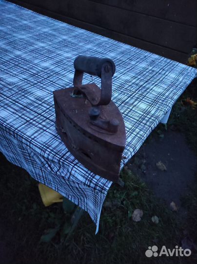 Старинный угольный утюг