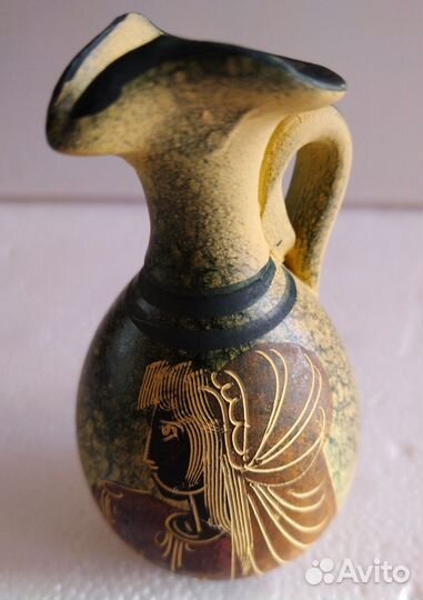 Греция: картина, тарелки, вышитые салфетки