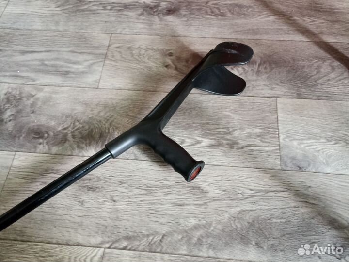 Костыль с опорой под локоть