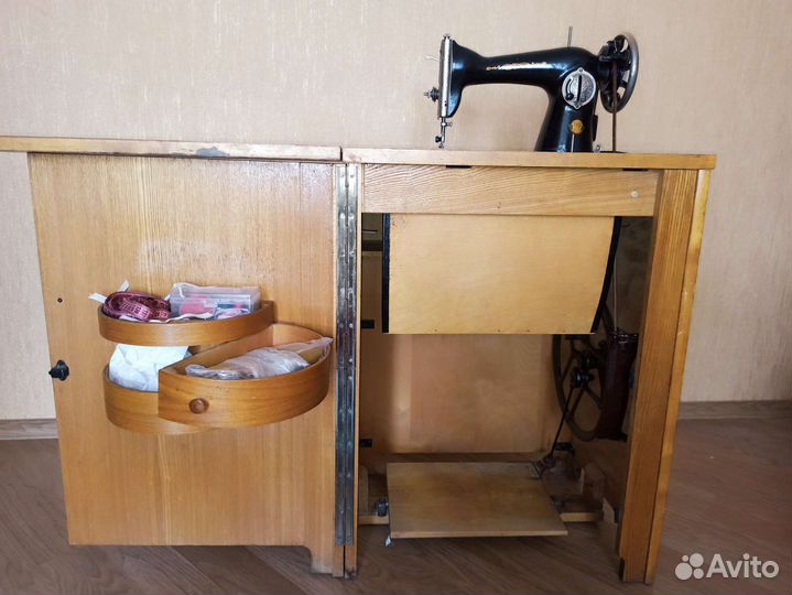 Швейная машина педальная