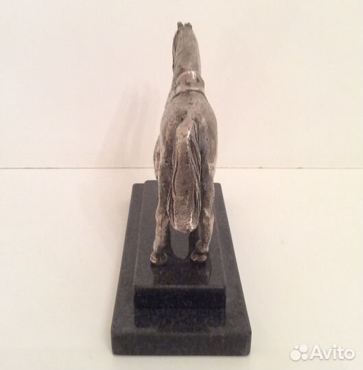 Конь на постаменте из черного мрамора старинный