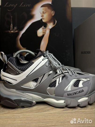 Кроссовки balenciaga track 1 grey на руках