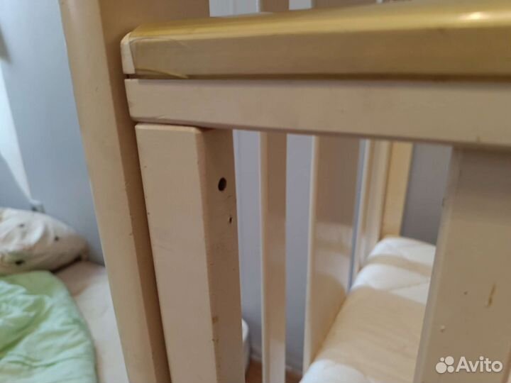 Детская кроватка с маятником