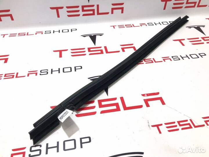 Уплотнитель стекла двери задний левый Tesla