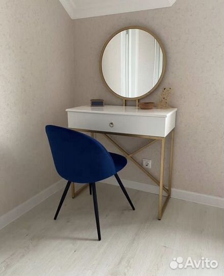 Туалетный столик с зеркалом и подсветкой
