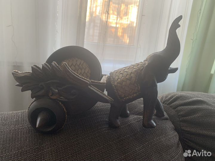 Резной слон из дерева