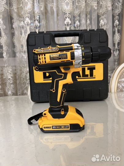 Шуруповерт dewalt с набором инструментов