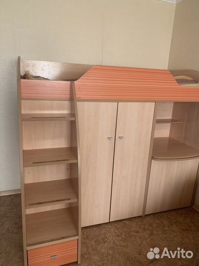 Детская кровать чердак со столом и шкафом