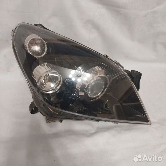 Фара правая Opel Astra H Ксенон Адаптив