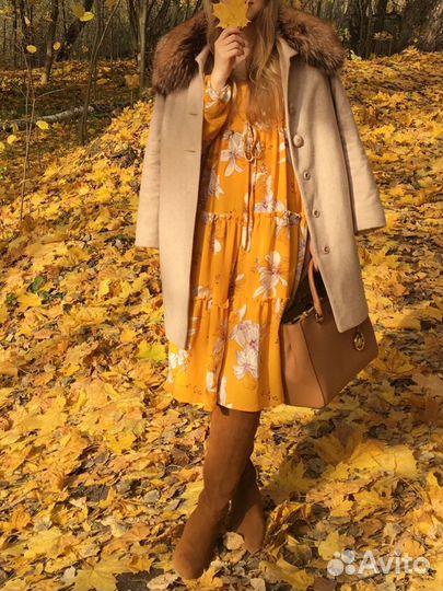 Платье желтое ниже колен