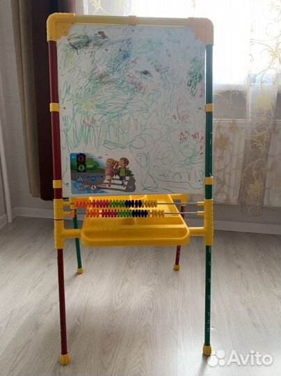 Детская доска. К нему есть буквы и цыфры