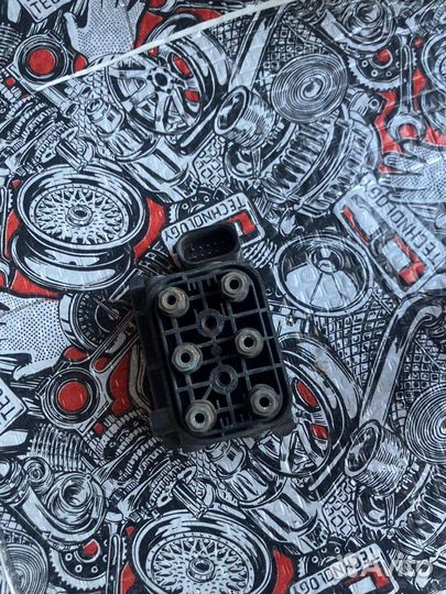 Блок клапанов пневмо подвески audi а8 д3