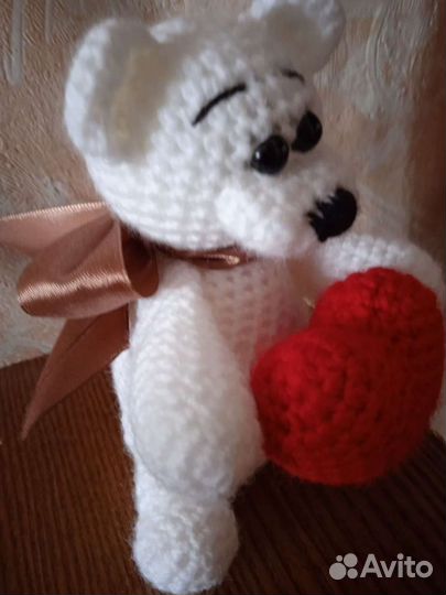 Подарок, вязаный мишка с сердечком