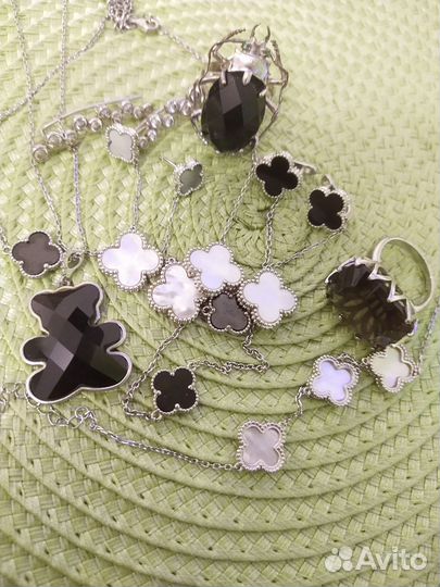 Украшения с натуральными камнями Van Cleef