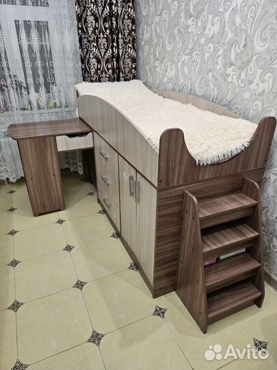 Детская кровать чердак со столом и шкафом