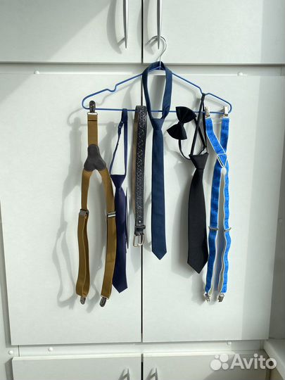 Галстук, бабочка, подтяжки, кожаный ремень