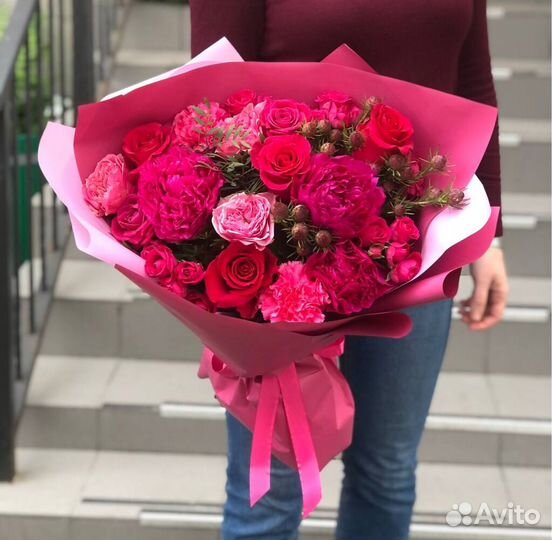 Букеты с розами, гвоздиками и пионами. Доставка