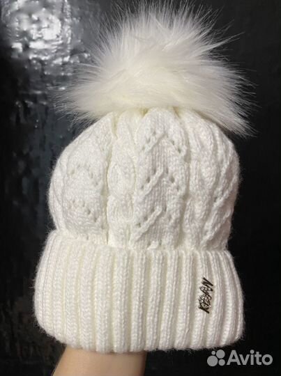 Натуральная белая теплая шапка женская с помпоном