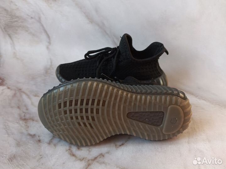 Детские кроссовки изики