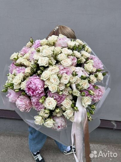 Кустовая роза нежная и пионы