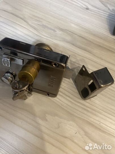 Продам замок