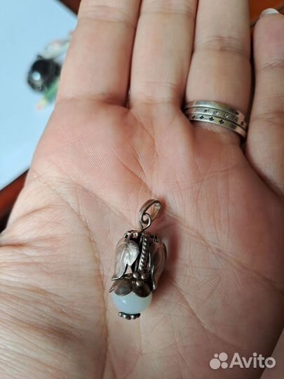 Кулон с танцующим камнем