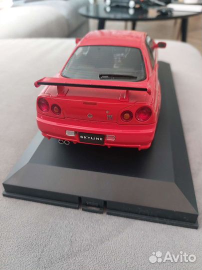 Nissan skyline gtr r34 1:18 Solido