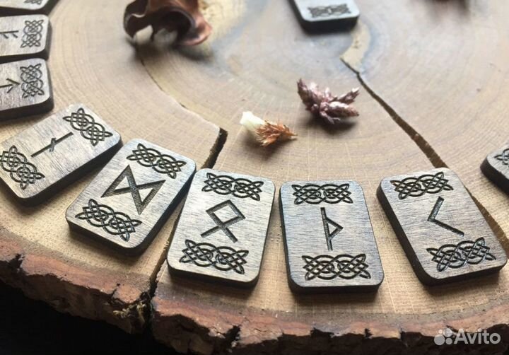 Гадание на рунах и картах Ленорман