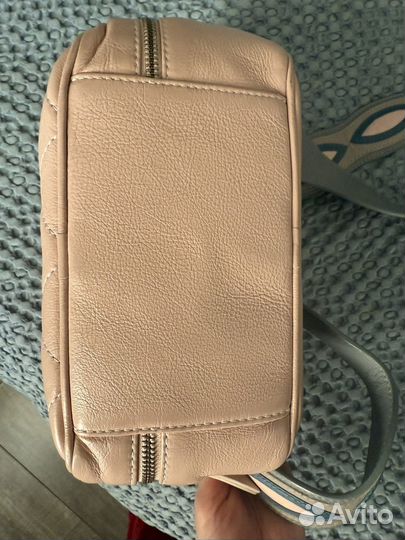 Кожаная сумка с широким ремешком через плечо