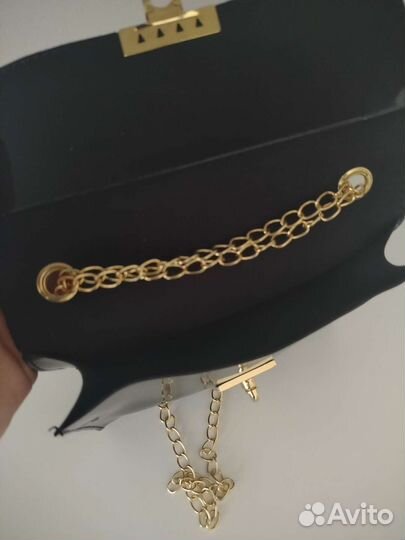 Сумка на плечо с цепочкой и текстовым принтом