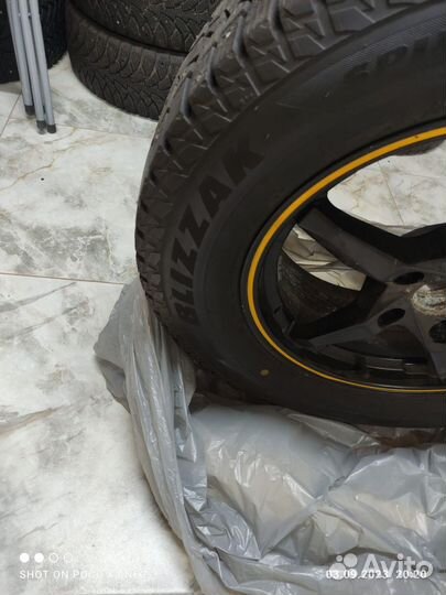 Bridgestone Blizzak Spike-02 215/65 R16 98T