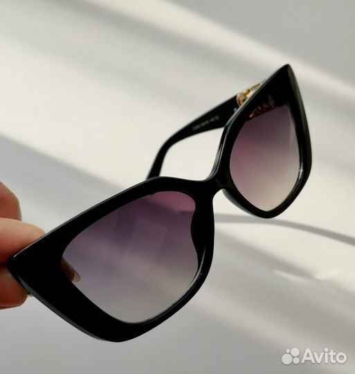 Очки солнцезащитные Valentino