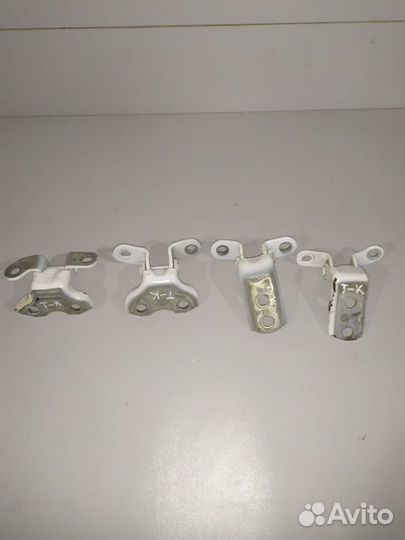 Петли дверные Toyota Corolla 2011