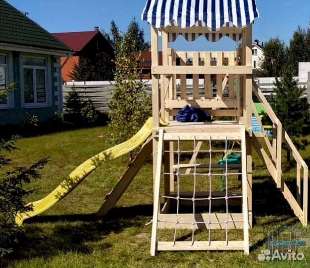 Детская площадка с зимним скатом