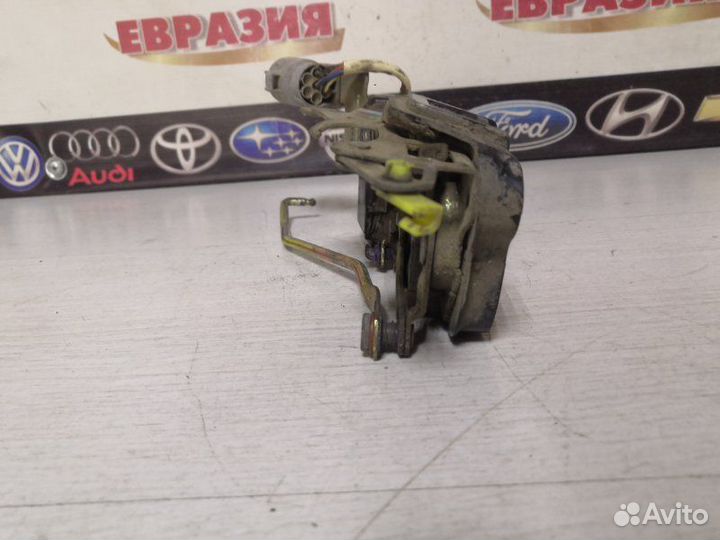 Замок двери передний левый Toyota Sprinter AE100