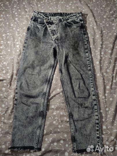 Джинсы зауженные
