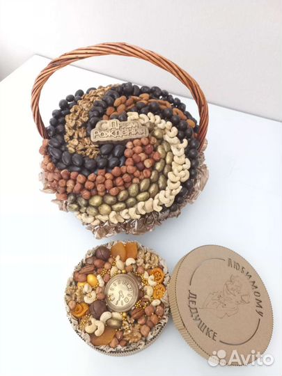 Букет в корзине из сухофруктов и орешков