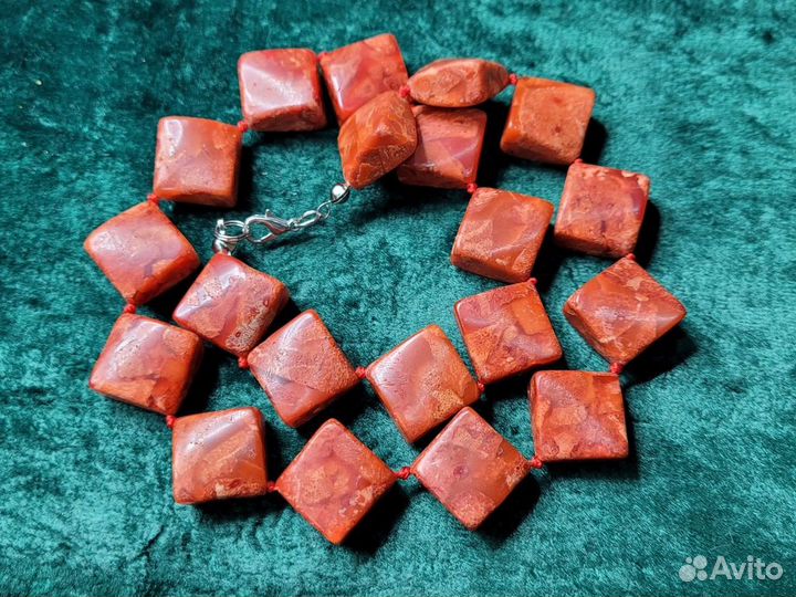 Бусы Красный камень / бусины ромб 20 мм