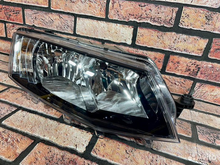 Фара передняя правая на Шкода Октавиа А7 дор