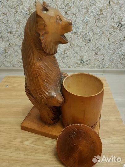 Деревянная фигурка медведя с бочонком