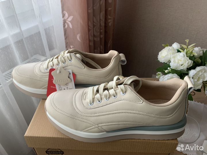 Кроссовки женские