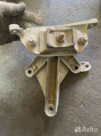 Кронштейн крепления опоры МКПП Renault logan1