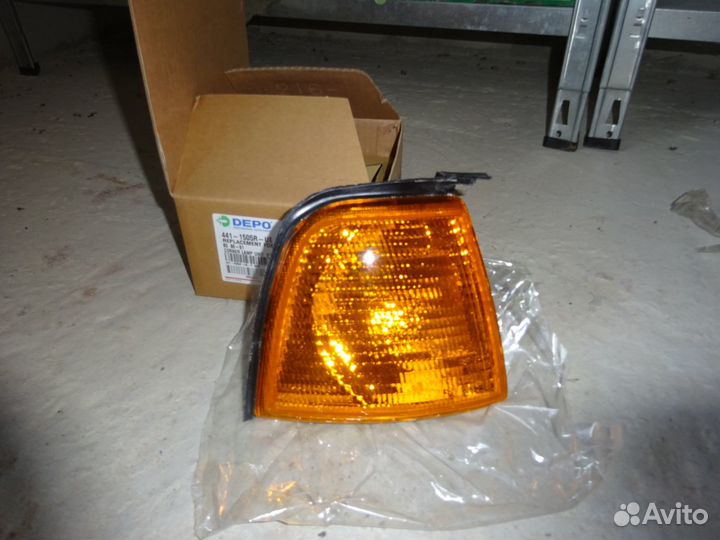 Указатель поворота Audi 80 B4 правый желтый