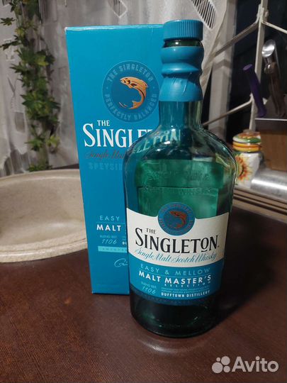 Пустые бутылки из под виски и джина