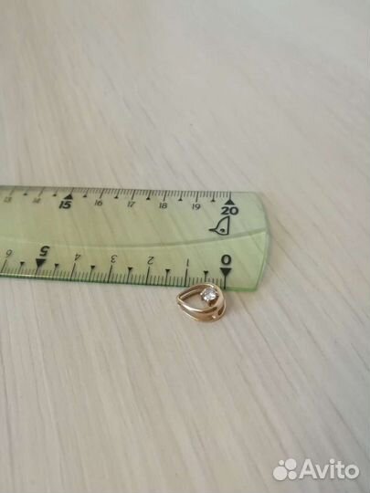 Золотой кулон с фианитом