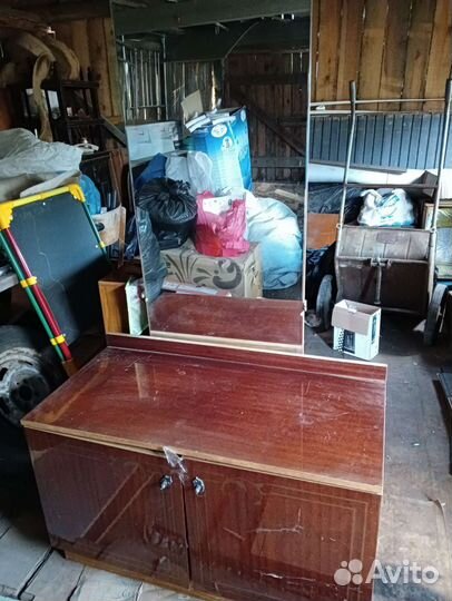 Зеркало с большой тумбочкой и двумя прикроватными